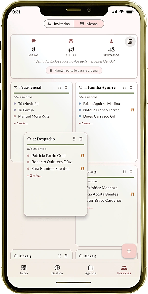 BodaKit Seating Plan en iPhone 15 Pro mostrando distribución de mesas con invitados asignados